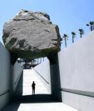 Tảng đá lơ lửng của Michael Heizer, hay sự khôn ngoan của bảo tàng