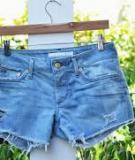 Tự chế short jean "đau khổ" cực dễ