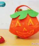 May túi bí ngô chuẩn bị đi xin kẹo ngày Halloween 