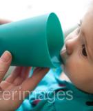 5 mẹo trị bé lười uống nước