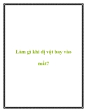 Làm gì khi dị vật bay vào mắt?