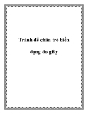 Tránh để chân trẻ biến dạng do giày